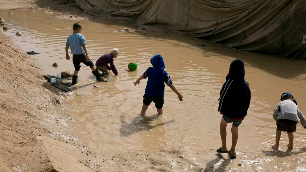 Barn i al-Hollägret i nordöstra Syrien leker i lera.