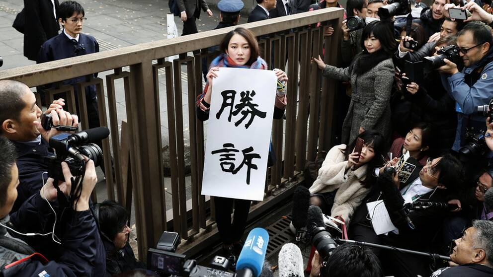 Journalisten Shiori Ito håller upp en skylt med ordet ”seger” efter att ha vunnit i domstolen i Tokyo i Japans mest kända metoo-fall.