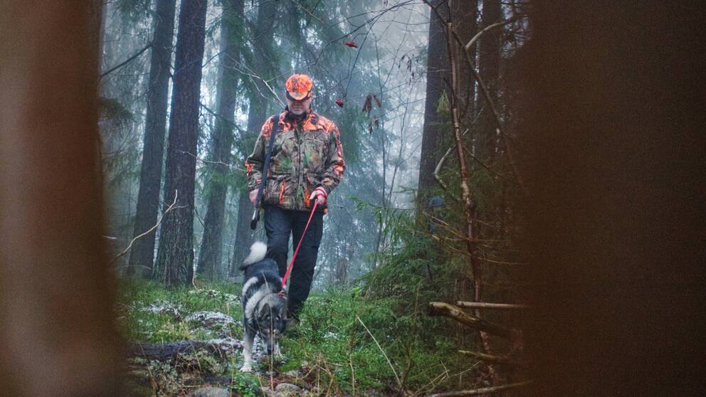 Anders Persson med sin hund på jaktpromenad.