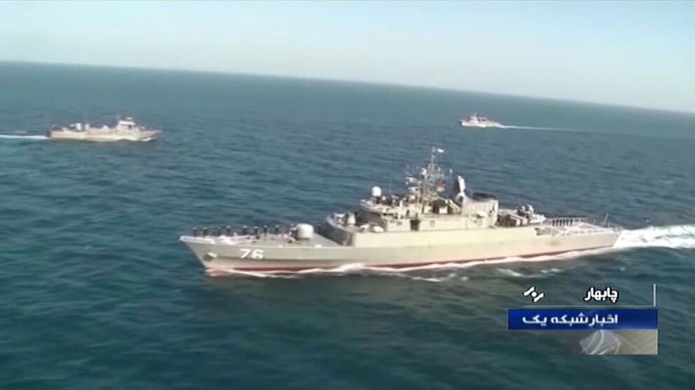 En skärmdump när Irans statligt kontrollerade tv visar den iransk-rysk-kinesiska militärövningen i Indiska oceanen och Omanbukten. Bilden uppges föreställa Irans fregatt Jamaran. 