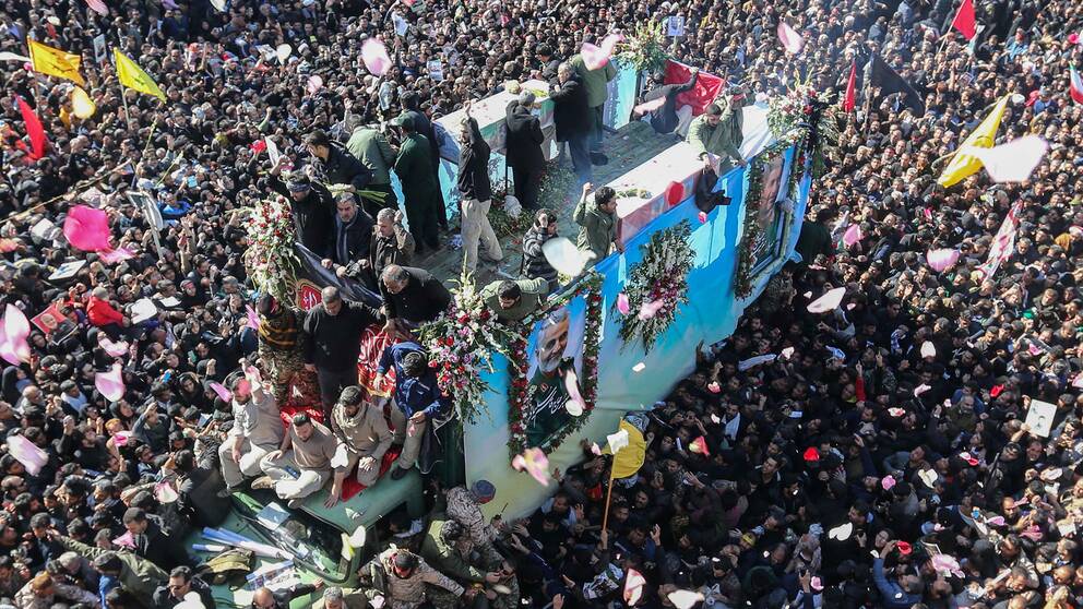 Enorma folkmassor på gatorna under begravningsprocessionen i Qassem Soleimanis hemstad Kerman