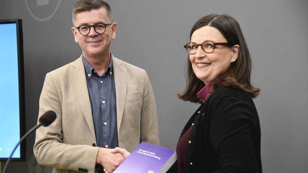 Utbildningsminister Anna Ekström (S) tog emot utredningen om konfessionella inslag i skolväsendet av utredaren Lars Arrhenius.