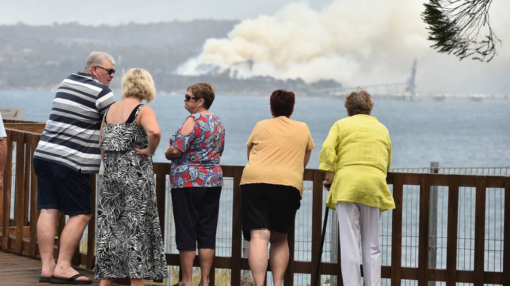 Vid staden Eden i delstaten New South Wales pågår en brand i en flisfabrik.