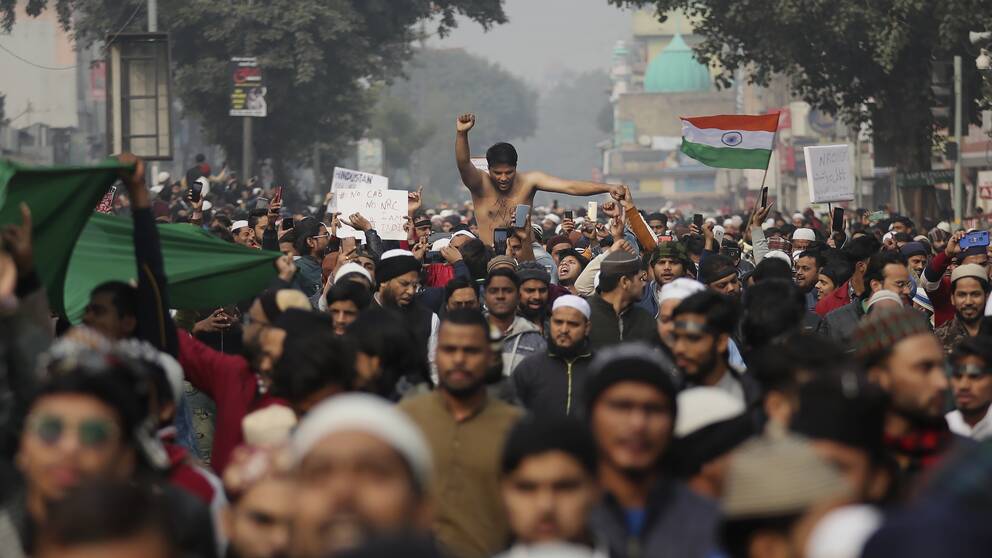Människor protesterar i Indien.