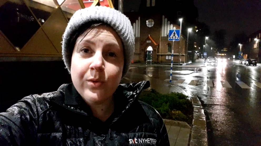 Träd över vägar efter blåsig natt i Halland | SVT Nyheter