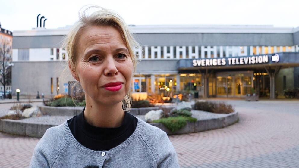 SVT Nyheters divisionschef Anne Lagercrantz ifrågasätter att en medarbetare ska vittna i den omtalade rättegången mot Anna Lindstedt, tidigare ambassadör i Kina.