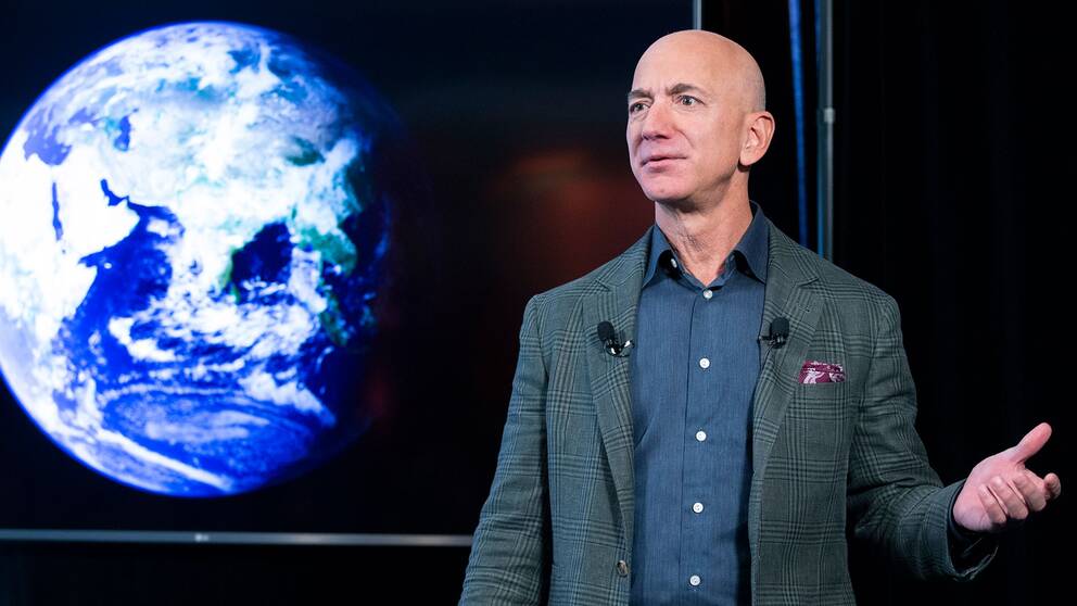 Världens rikaste person år 2019 är Amazons grundare och vd Jeff Bezos, enligt Forbes. Hans förmögenhet var då 131 miljarder dollar.