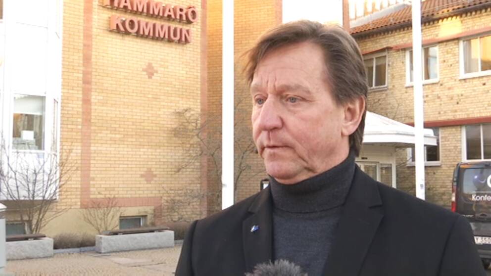 Man i kavaj står framför Hammarö kommunhus.