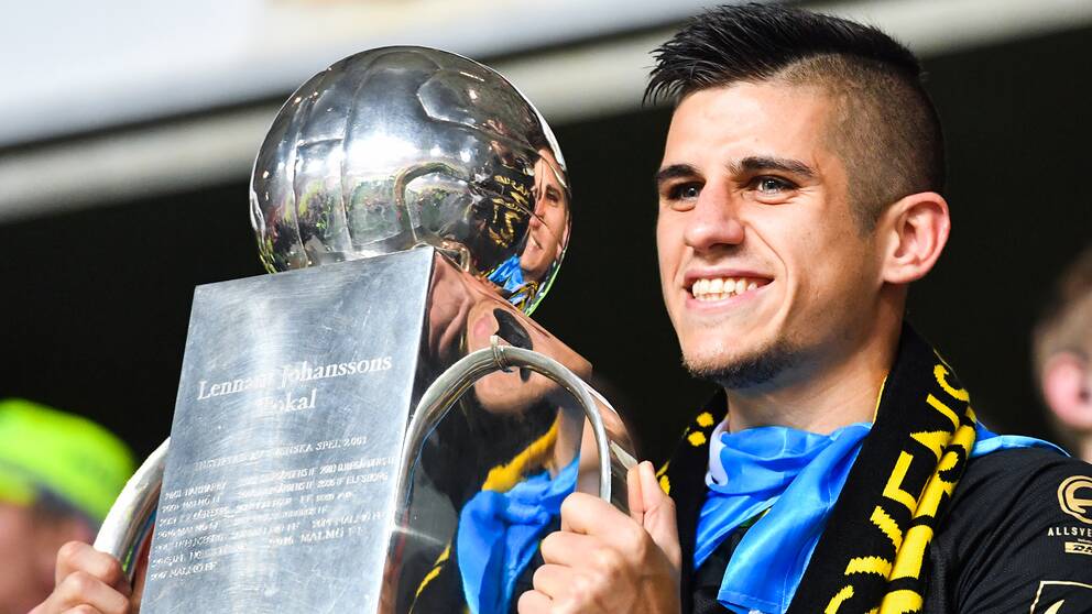 AIK:s Nicolas Stefanelli jublar med Lennart Johanssons pokal i november 2018.