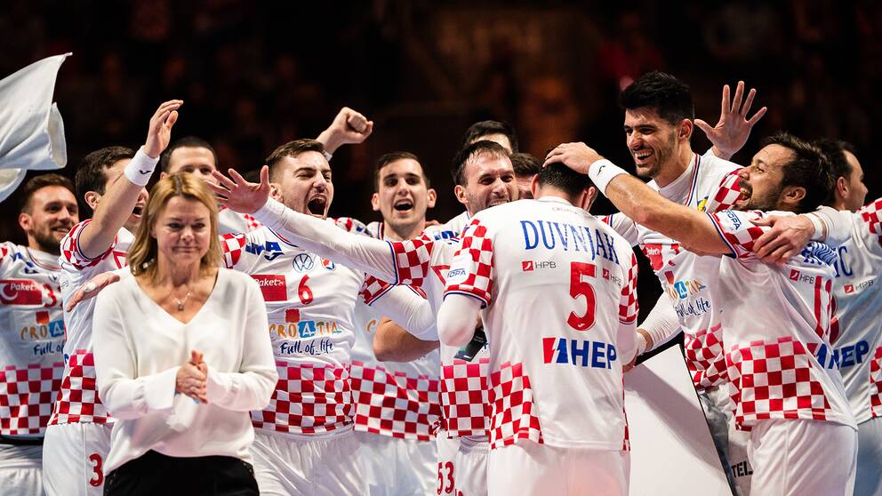Kroatiens spelare jublar efter den säkrade finalplatsen i handbolls-EM.