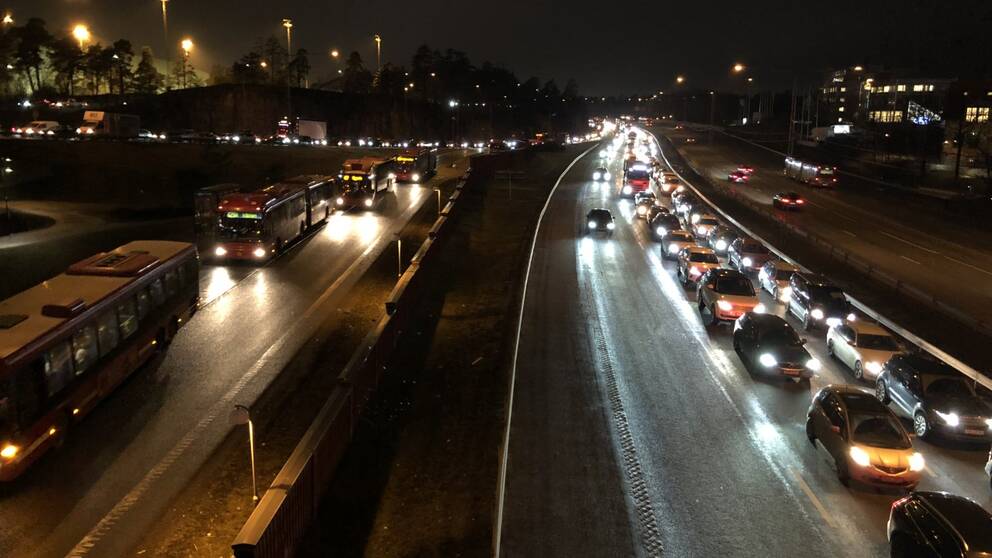 Stenblock Over Vagen Orsakade Stora Trafikstorningar Vid Skurubron