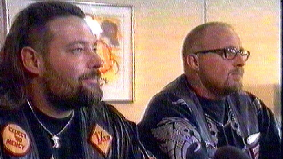 Den 25 september 1997 skakar Bandidos Jim Tinndahn och Hells Angels Bent ”Blondie” Svane Nielsen hand i dansk tv. Därmed blir det fred i det stora nordiska mc-kriget.
