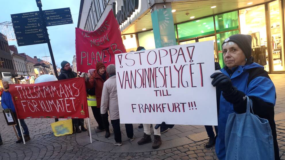 Klimatrörelsen Fridays for future i Kalmar protesterar mot Region Kalmars planer att gå in som delägare i flygplatsen i Kalmar. De befarar att syftet med köpet är att starta fler flyglinjer.
