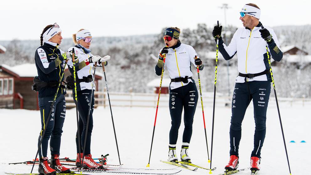 Charlotte Kalla, Lisa Vinsa, Evelina Settlin och tränaren Magnus Ingesson (arkivbild).