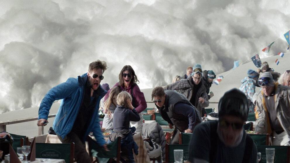En bild ur lavinscenen i Ruben Östlunds ”Turist”.