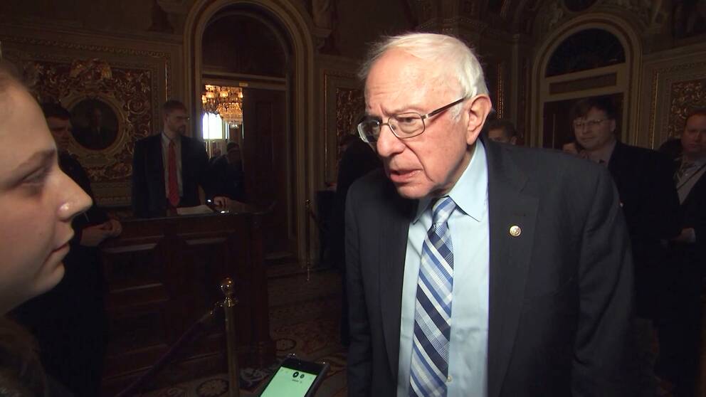 Demokratiske Bernie Sanders på plats i Washington DC för riksrättsförhören.