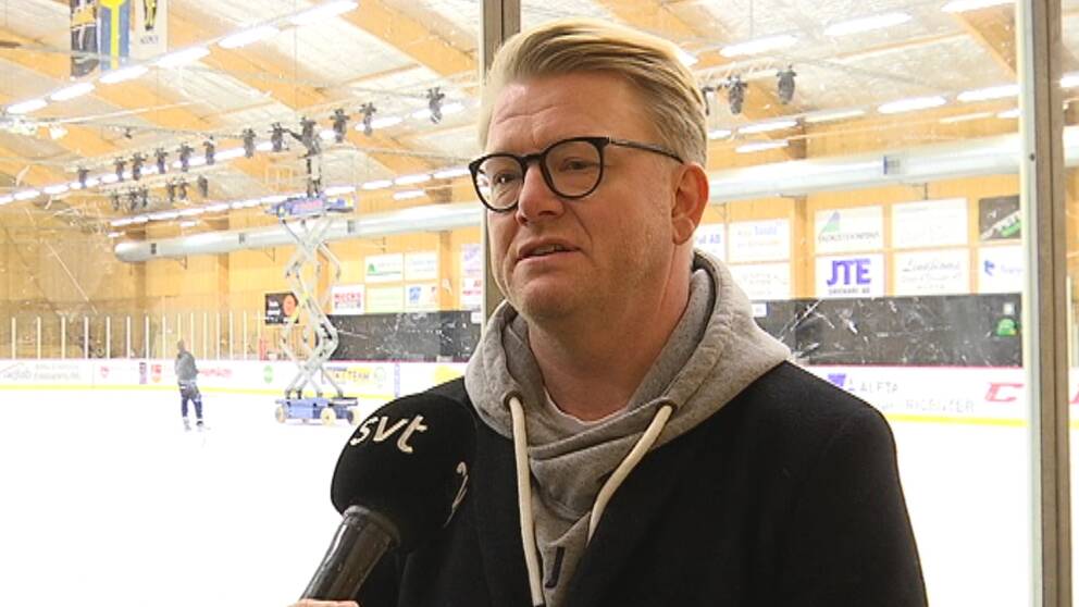 Christer Johansson intervjuas i Alfta ishall.