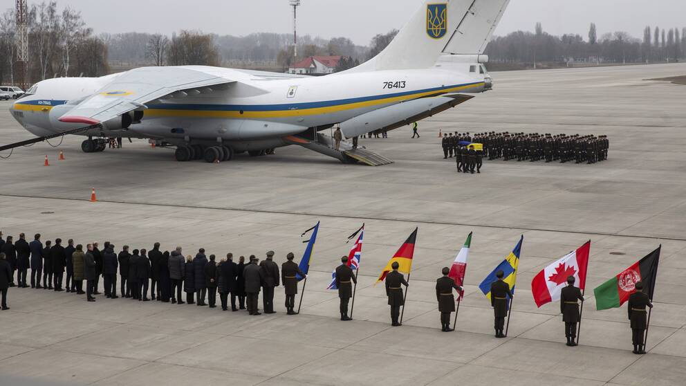 Offrens kvarlevor tas emot i Ukrainas huvudstad Kiev.