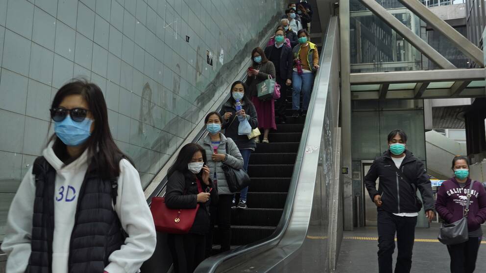 Invånare i Hong Kong bär ansiktsmasker i ett försök att skydda sig från viruset.