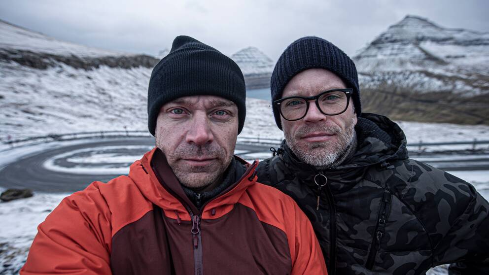 SVT:s fotograf Marco Nilson och tech-korrespondent Alexander Norén på plats på Färöarna.