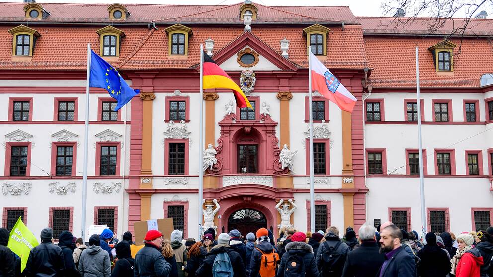 Demonstranter utanför Thüringens Landtag i Erfurt.