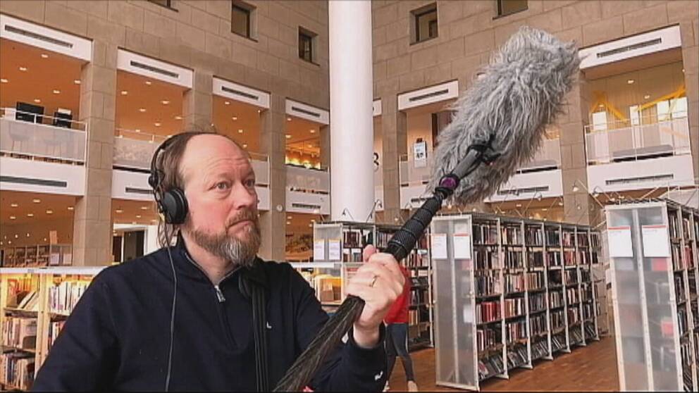Ljudtekniker spelar in ljud inne i Ljusets kalender i Malmö stadsbibliotek.