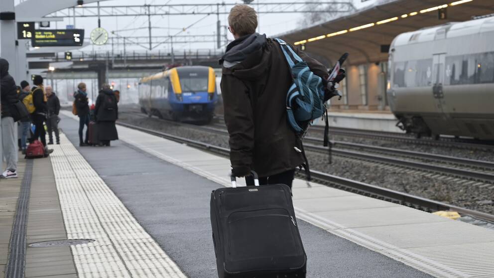 Tågpassagerare i väntan på tåg på Umeå station.