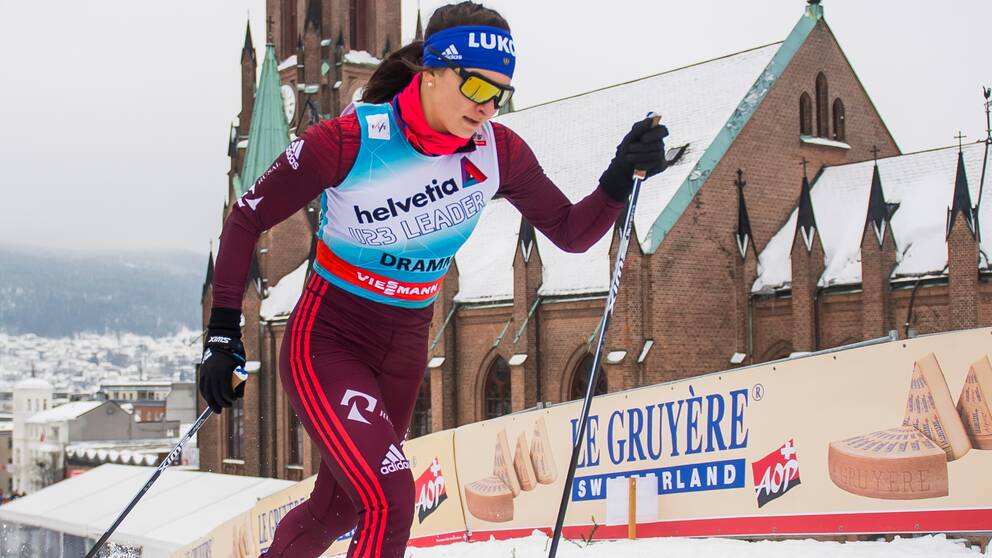 Natalja Neprjajeva hoppar av Ski Tour.