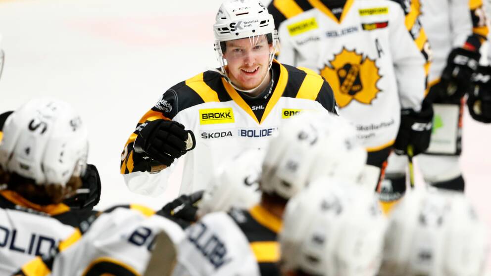 Skellefteås Niclas Burström grattas efter 1-2 under torsdagens ishockeymatch i SHL mellan IK Oskarshamn och Skellefteå AIK på Be-Ge Hockey Center.
