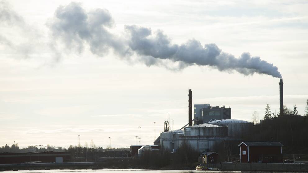Rök ur skorstenen på en fabrik i Örnsköldsvik.