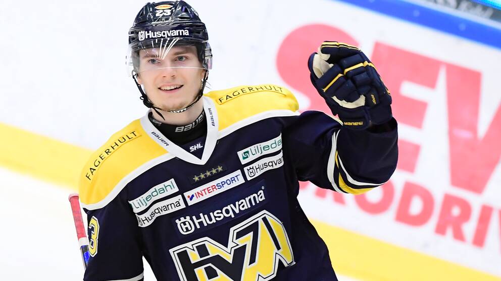 HV71:s Lias Andersson jublar efter sitt 2-1-mål under lördagens ishockeymatch i SHL mellan HV71 och Malmö Redhawks i Kinnarps Arena.