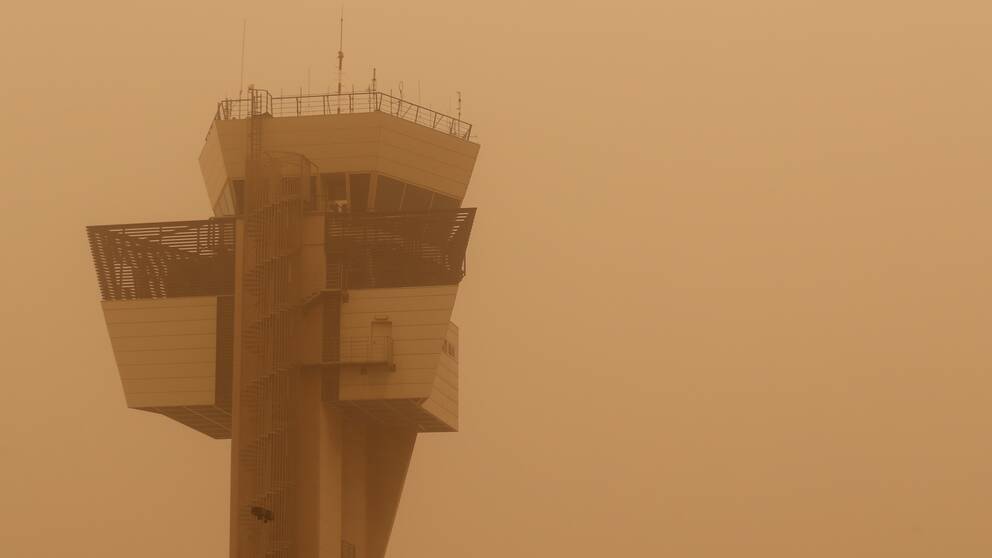 Ett flygtorn i sandstormen.