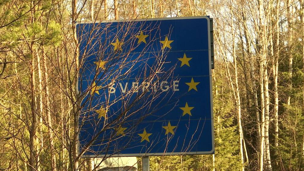 EU-Sverige-skylt med sly framför.