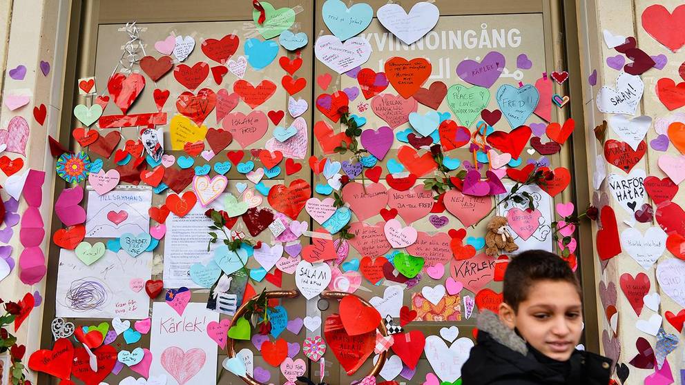 Kärleksbombning efter nazistiskt klotter | SVT Nyheter