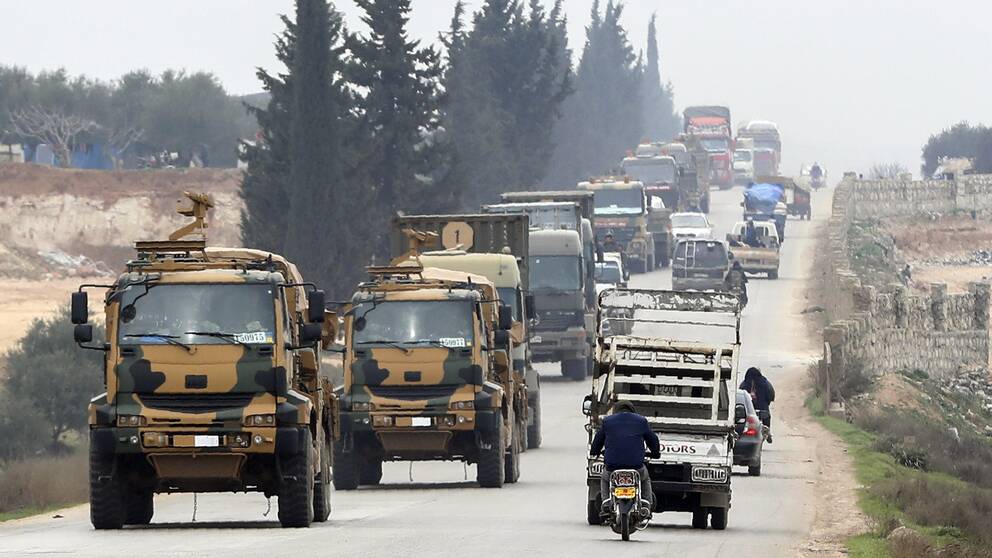 Bilden visar turkiska militärfordon i östra Idlib den 28 februari.