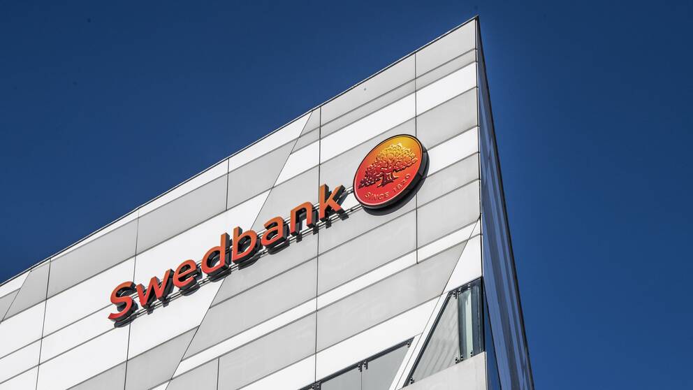 En bild på en husfasad till ett Swedbank-kontor.