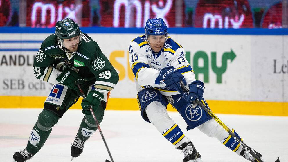 Färjestads Linus Johansson och Leksands Jon Knuts under ishockeymatchen i SHL mellan Leksand och Färjestad. 