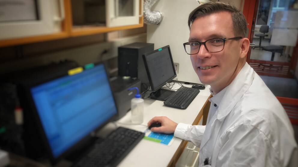 Richard Johnsson, chef i peptilkemi, jobbar just nu med att utveckla ett coronavaccin på ett labb i Lund.