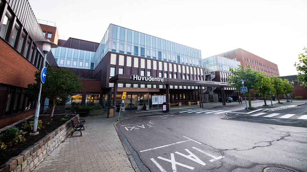 Sjukhusbyggnaden med huvudentré i Karlskrona