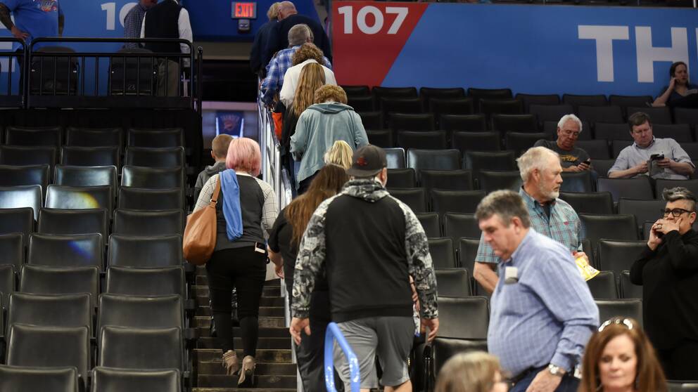 Basketfans lämnar Chesapeake Energy Arena efter beslutet att matchen mellan Utah och Oklahoma inte skulle spelas på grund av risk för spridning av coronaviruset.