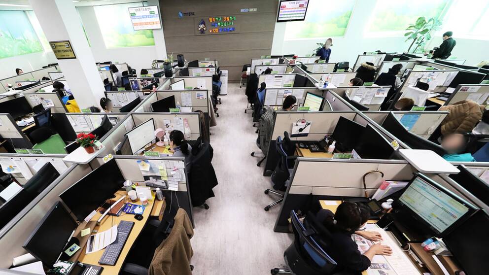 I ett callcenter i Sydkorea upptäcktes nyligen ett flertal smittade av coronaviruset. I Sydkorea har antalet nya fall minskat.