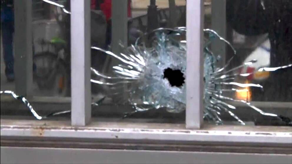 Skotthål i fönsterruta vid Charlie Hebdos redaktion.