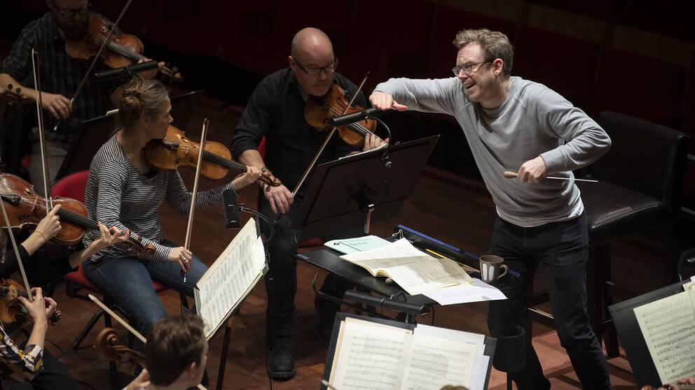 Daniel Harding, chefsdirigent för Sveriges Radios symfoniorkester övar med orkestern i Berwaldhallen.