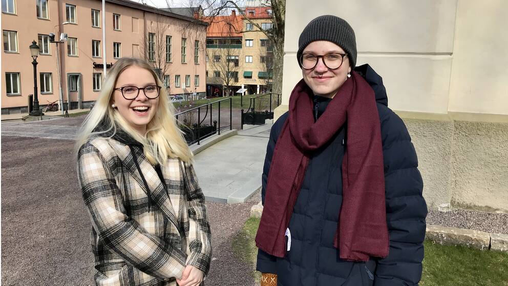 Gymnasieeleverna Julia Tedenrud och Charlie Boström pluggar hemma när skolan är stängd. 