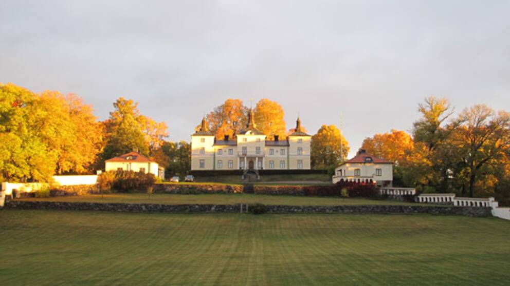 Stenhammars gods och slott utanför Flen i Sörmland ägs av staten och hyrs av kungen sedan 1965. Slottet renoverades 2013.
