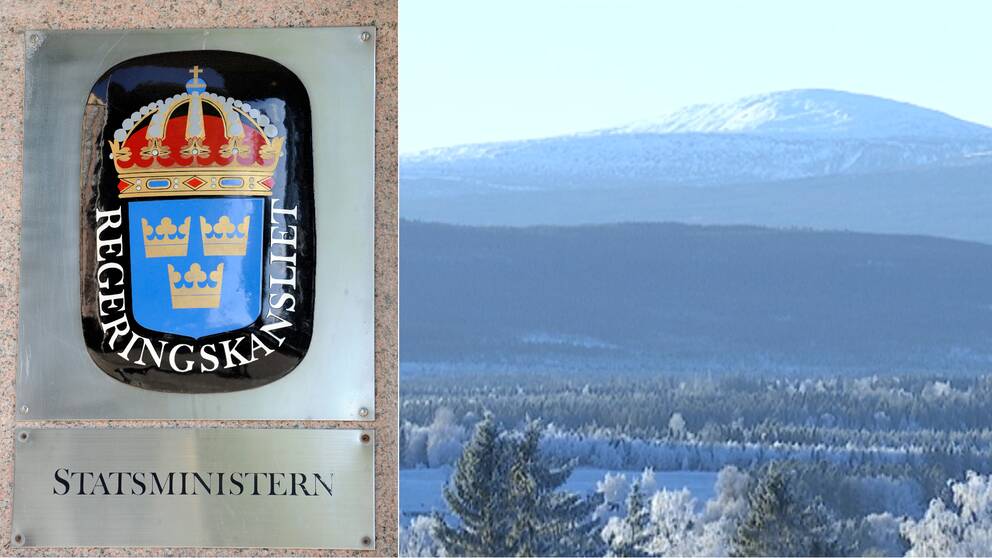 Metallskylt med blått emblem med tre kronor och en krona och texten regeringskansliet. Under emblemet texten Statsministern. Vybild över Oviksfjällen i Jämtland