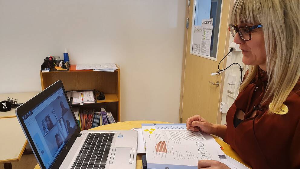 Anna Wilsborn Trompert, lärare SFI Norrköping, håller lektion via datorn