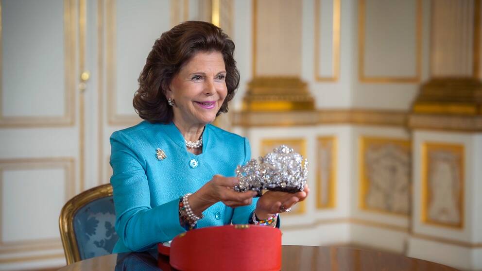 Drottning Silvia med kröningsdiademet från Brasilien.