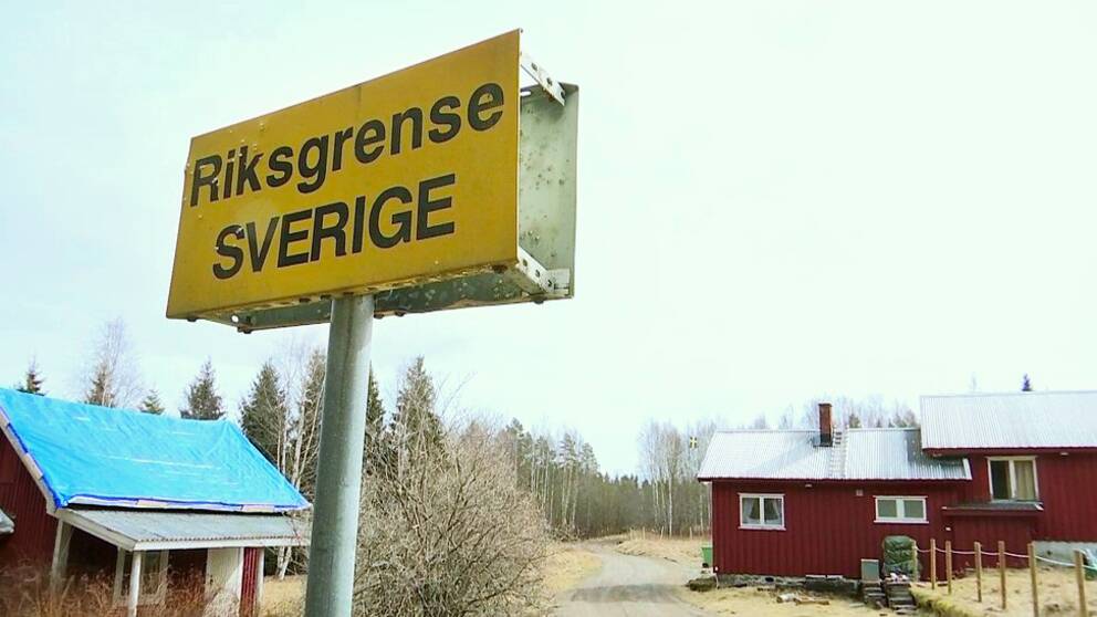 Skylt på riksgränsen mellan Sverige och Norge