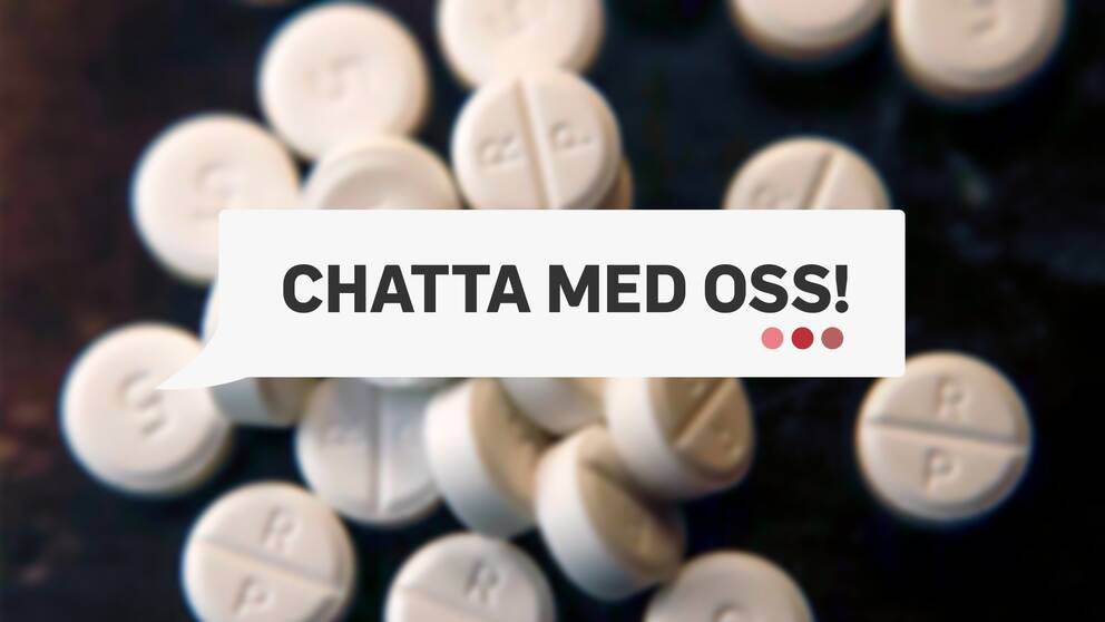 En skylt där det står ”Chatta med oss!” över en ofokuserad bakgrundsbild med piller.